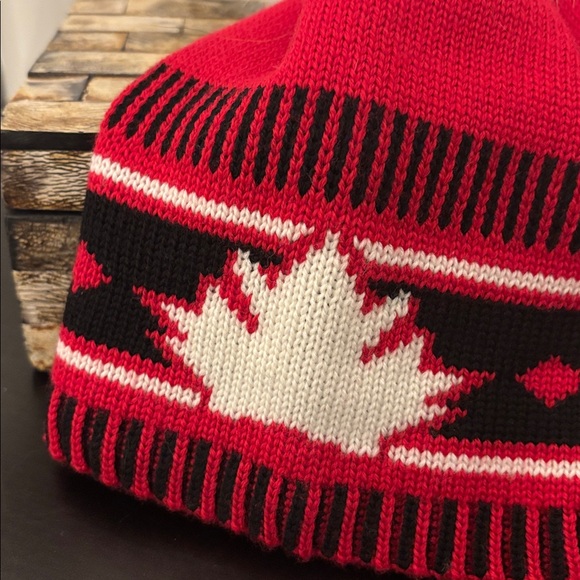 LINDO F Canada Hat Raccoon Pom Knit Merino Wool Red White NWT - Picture 4 of 12